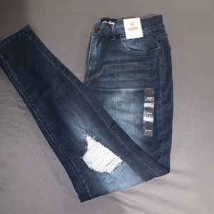 😍 NWT- Low Rise Ripped Jeans 😍